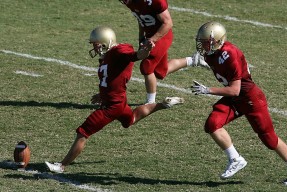 布克强势复出太阳东部前四稳固，太阳布克合同