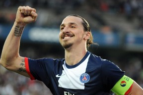 博卡青年门将高接低挡，力保球门，博卡青年2020主场球衣